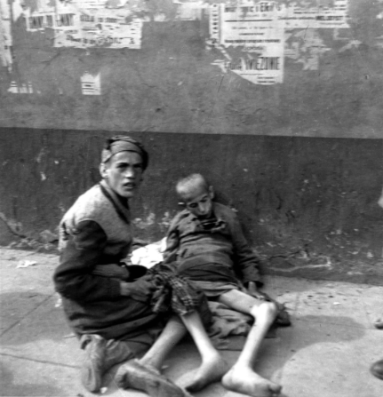 auschwitzxhibit's tweet photo. Warsaw, German-occupied Poland. Starving children on the pavement of the Ghetto. This photo was taken by German soldier Heinz Joest in autumn 1941.

#NotlongagoNotfaraway https://t.co/p1SGajXE15