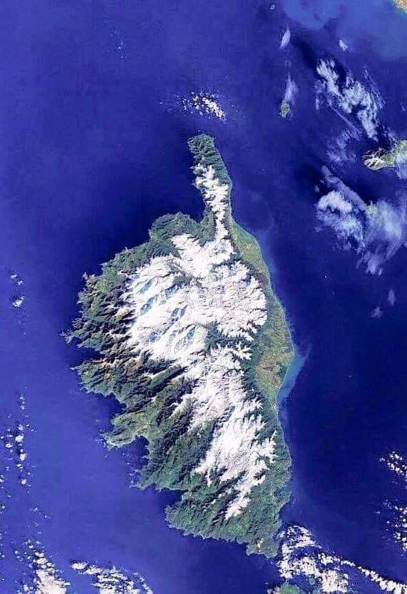 ❄️ Nouvelles chutes de neige en #Corse ! Superbe photo satellite prise ce matin par Thomas Pesquet.