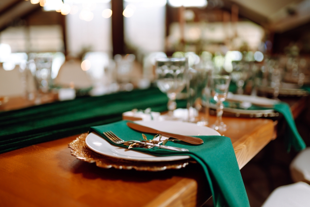 Planning the look of your #restaurant tables can be quite a task! We break down the best napkin and tablecloth combinations for your dining room in our #blog. suplinen.com/the-best-napki…
