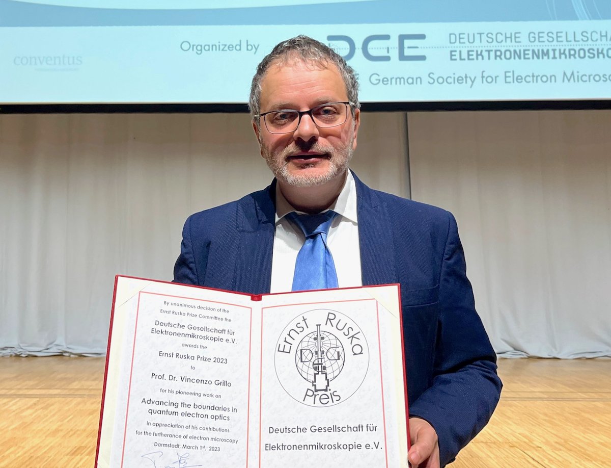 sm_electron's tweet photo. Today we're proud to celebrate one of our principal investigators, Vincenzo Grillo, for being awarded the #ErnstRuskaPrize 2023 by the German Society for Electron Microscopy at the Microscopy Conference 2023 in Darmstadt! Congratulations! 🎉 #microscopy #research #DGE https://t.co/YlBkpktk1n