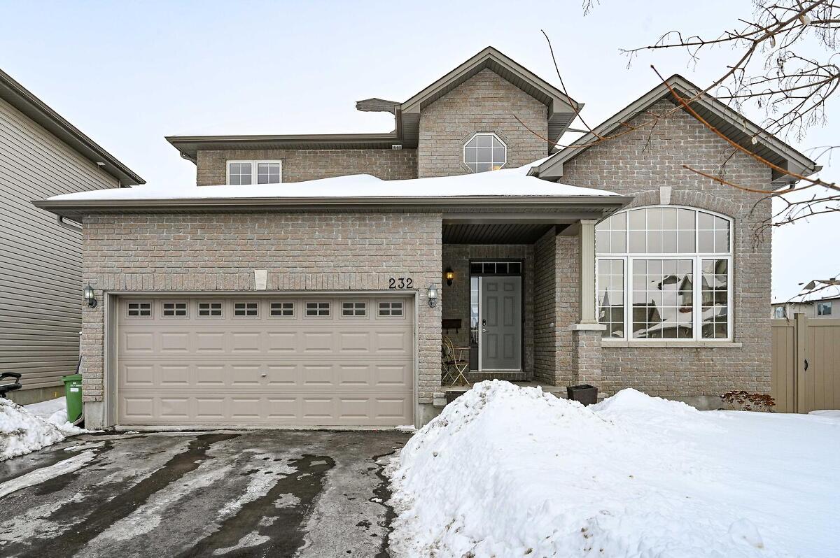 Check out this home! A spectacularly curving hardwood staircase welcomes you. Formal living room, cathedral ceilings, adjoining dining room Eat in the kitchen, complete with all the bells and whistles.The family room boasts a stone .. cb1.so/tohhb4