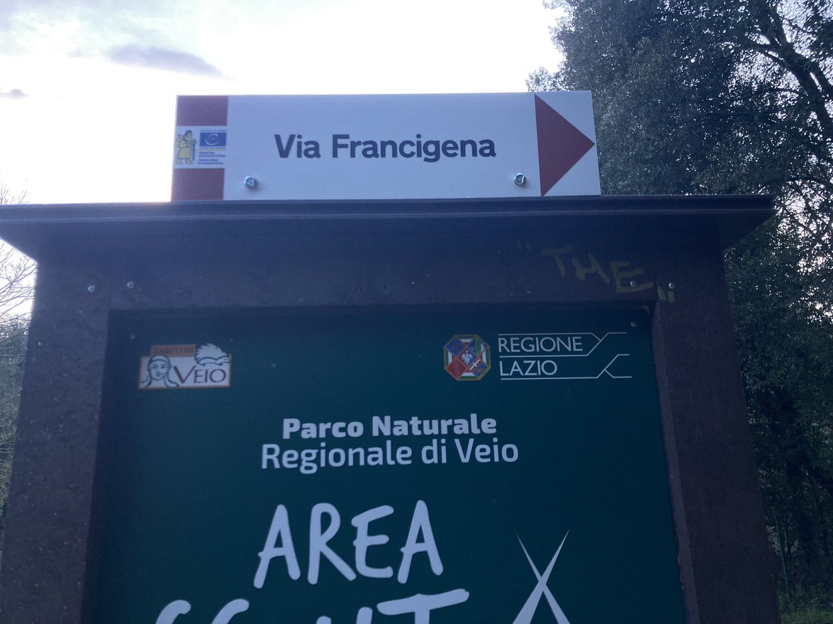 Ripristinata la segnaletica della #Francigena a Veio, in località Campetti (Isola Farnese) ….. “Veio, porta di ingresso della Via all’Urbe”. <a href="/parcodiveio/">Ente Parco di Veio</a> <a href="/RegioneLazio/">Regione Lazio</a> #aevf #francigenaromana
