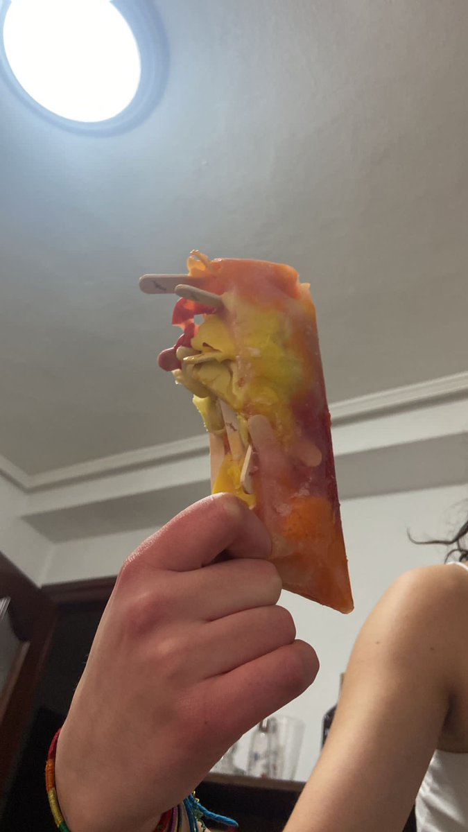 irialadegemi's tweet photo. Resulta que hoy yo y mis compañeras de piso nos aventuramos al @alimerka a por unos helados fantasmikos de @Nestle_es y al abrirlos emocionadas después de haber pagado 5,20€ y nos encontramos con esta mezcla de ladrillo de fantasmikos incomible, sigo hilo https://t.co/CwPfjPfbyr