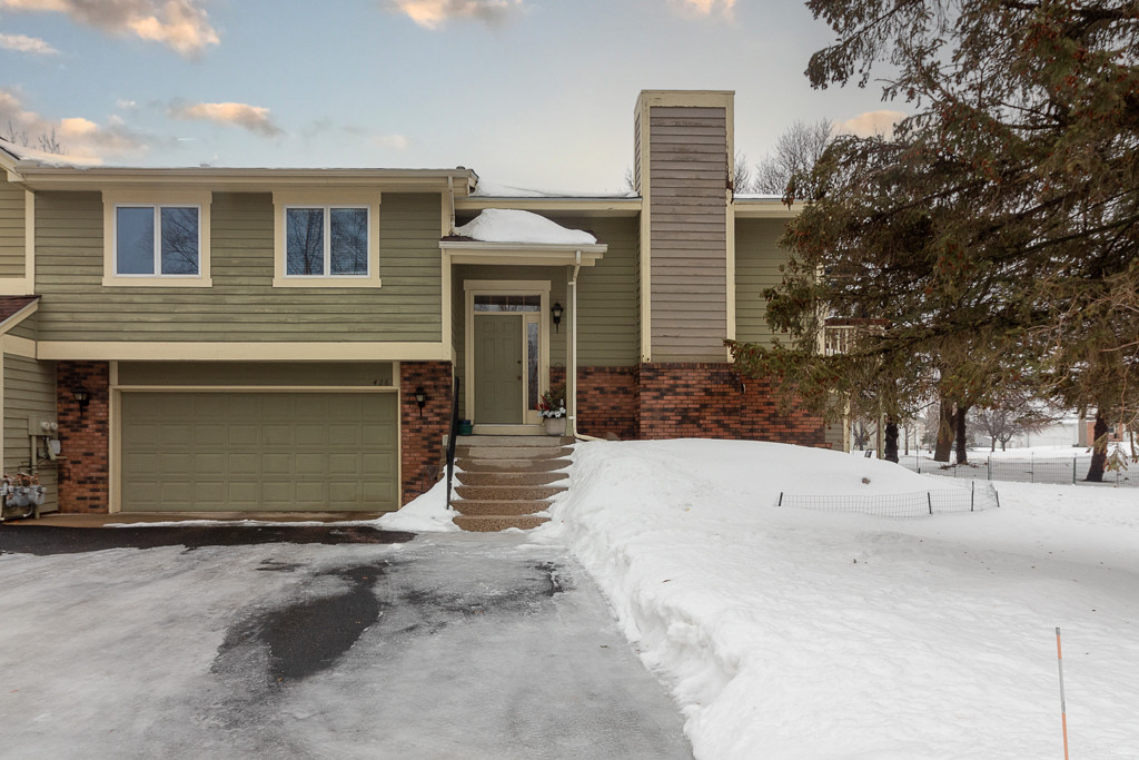 CallAmericanWay's tweet photo. 🏡 JUST LISTED 🏡
2 🛌🏻  •  2 🛁  •   2 🚗 attached - 426 Woodhaven Circle, Mankato
1,540 Finished SF • Hilltop Mankato Townhome • Lower Level FR with Fireplace &amp; Walkout • $100/mo. Assoc. Dues https://t.co/uVblN9ph9z