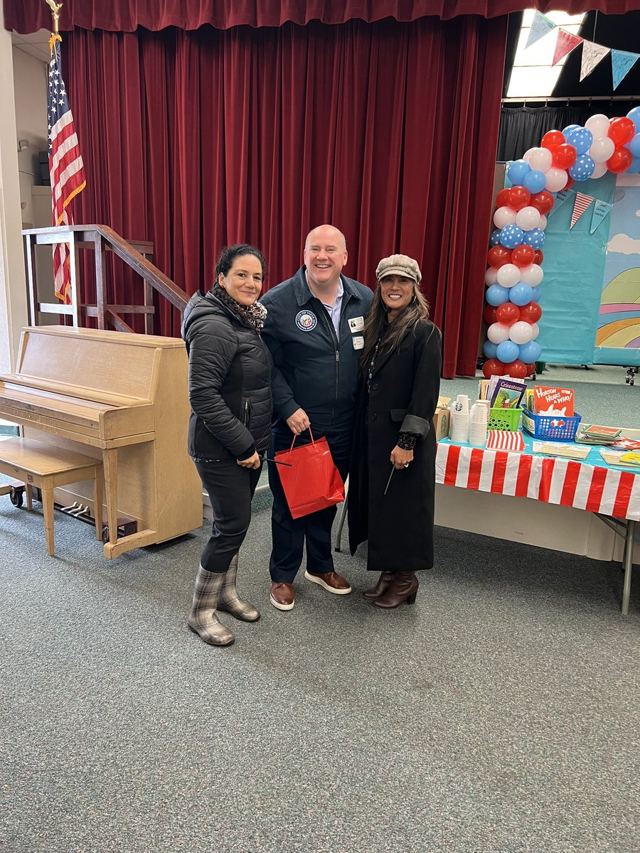 GrapevineEleme1's tweet photo. Read Across America Week at Grapevine. Thank you Mr.John Franklin for reading to our amazing Grizzlies! @VistaBlueprint @VUSDHR @cityofvista https://t.co/4ck8TdKDqh