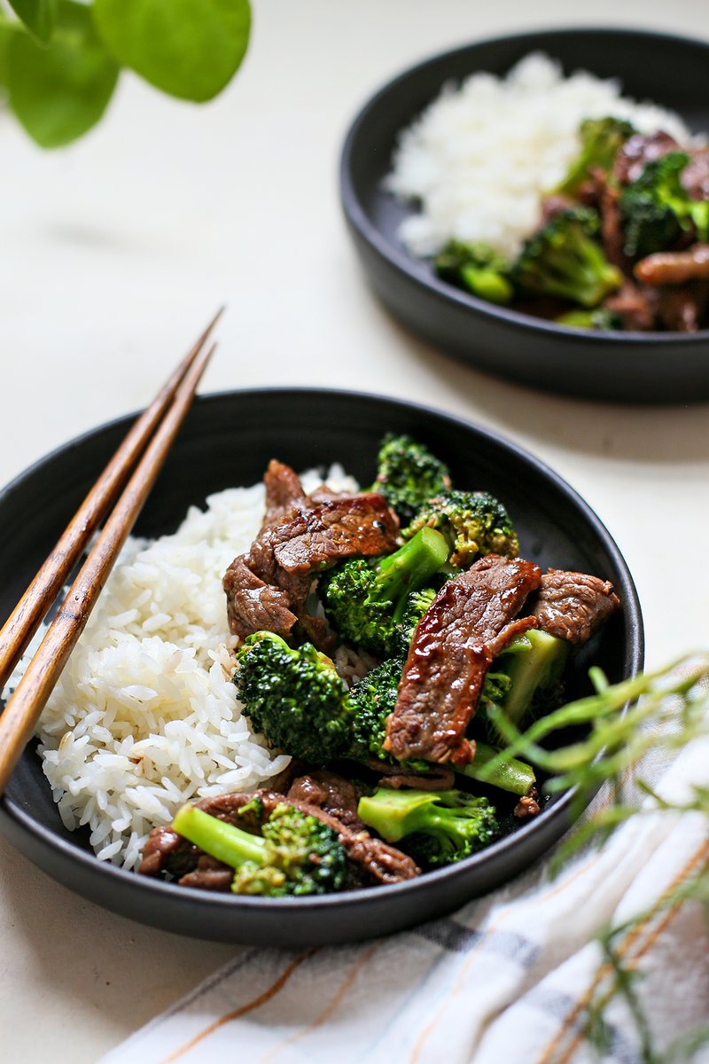 Beef and Broccoli is one of my favorite Chinese takeout dishes! It has plenty of rich flavor thanks to the tender beef slices, a savory sauce, and bright, crisp broccoli florets.  goodlifeeats.com/chinese-beef-b…
