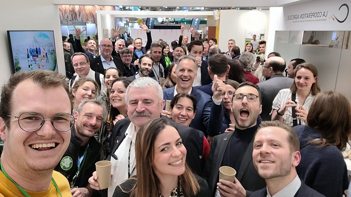 Kévin Moity (@kevmoity) on Twitter photo 10 ans ça se fête ! 🍾🎂
#SIA2013 : 1er tweet-apéro de <a href="/lacoopagricole/">La Coopération Agricole</a> signé <a href="/ChouetteAgile/">AC</a> ! Un rendez-vous incontournable du <a href="/Salondelagri/">Salon International de l'Agriculture</a>.
Vivement les 10 prochains 🍻
#SIA2033 10 ans ça se fête ! 🍾🎂
#SIA2013 : 1er tweet-apéro de <a href="/lacoopagricole/">La Coopération Agricole</a> signé <a href="/ChouetteAgile/">AC</a> ! Un rendez-vous incontournable du <a href="/Salondelagri/">Salon International de l'Agriculture</a>.
Vivement les 10 prochains 🍻
#SIA2033