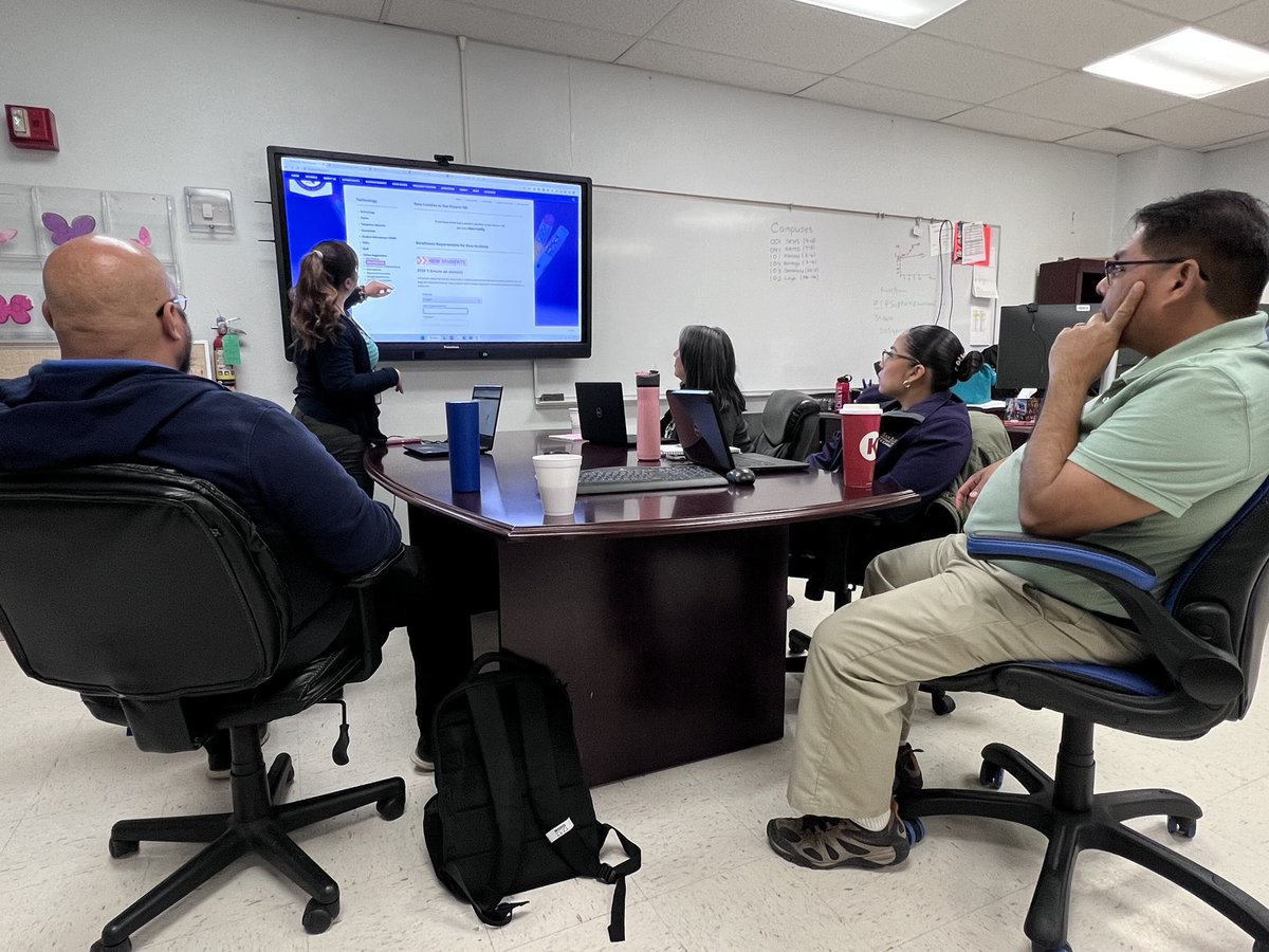SanElizarioISD's tweet image. Meeting of the minds 🧠! @SanElizarioISD IT Department meeting on something interesting! #WeAreIT #IAmASanEliChampion