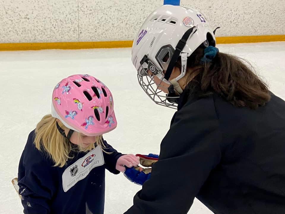 LadyAdmirals's tweet photo. Shoutout to the 12U Lady Admirals who helped out with the @SeattleJrHockey #TryHockey event this past Sat. Jordan, Rachel, Chloe, Greysan, &amp; Annie were on hand to inspire the next generation of girls hockey players. Well done ladies! 👏🏽 #GrowTheGame #GirlsWhoPlayHockey #USAHockey https://t.co/pUfnfh3VCj