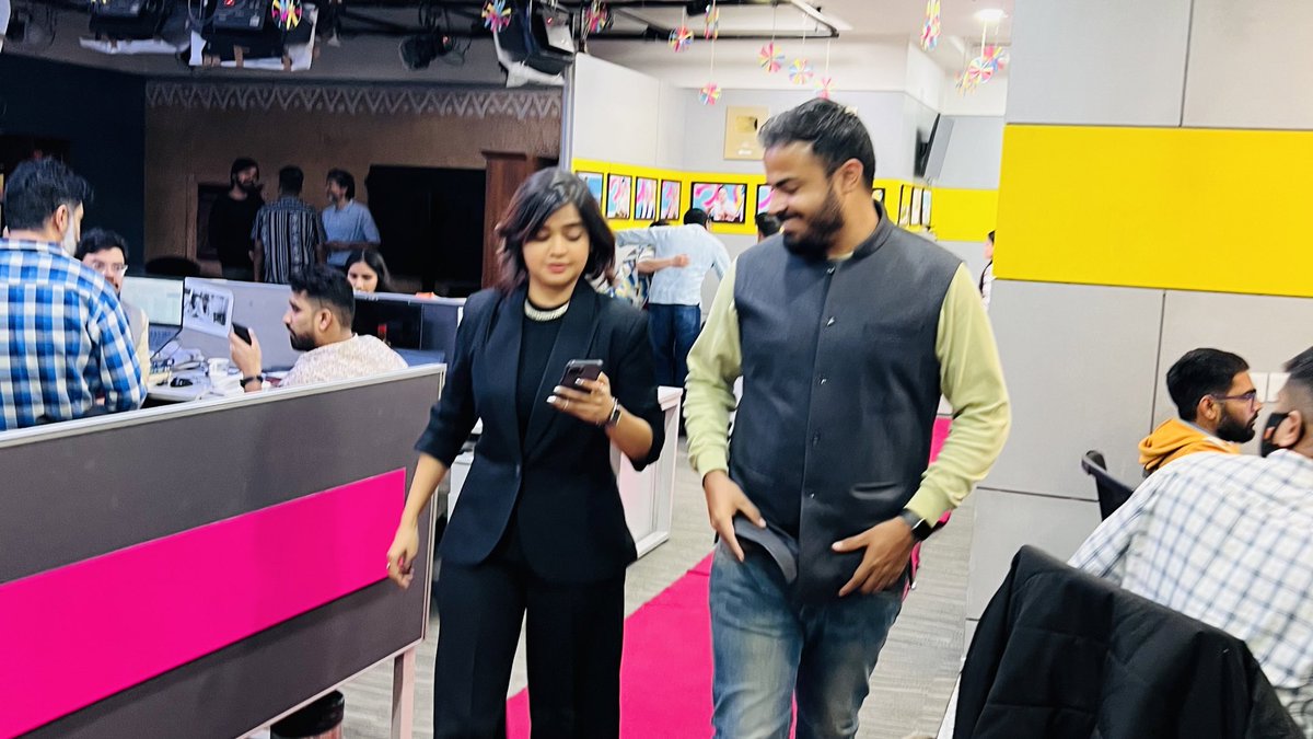 Abhinav_Pan's tweet image. ईमानदारी से तर्क की बातें करती हैं, अंधविश्वास को चुनौती भी देती हैं। और पूरी ईमानदारी से कहती हैं जादू नहीं कला है। 

और ये जादूगर…ग़ज़ब की कलाकार हैं।  @TheSuhaniShah 

#GITN शूट हो चुका है, जल्द ही लल्लनटॉप के यूट्यूब और फ़ेसबुक