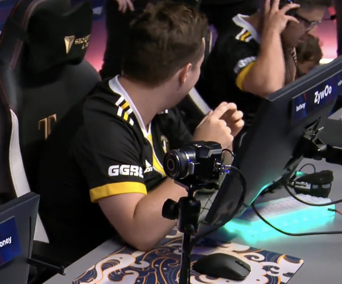 DannieW222's tweet photo. @TeamRazer @DRX_VS @MaKoVlrt It appears he’s using the DeathAdder v3 pro #Razerspotapro https://t.co/FMivt5v4DA