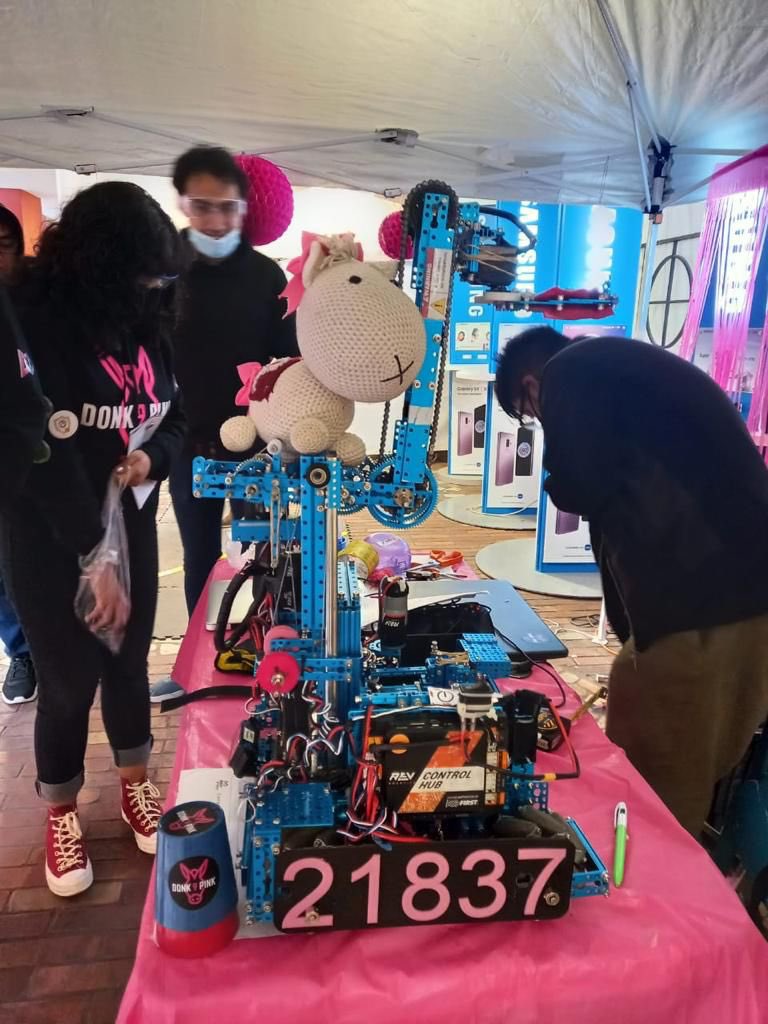 IPN_MX's tweet image. ¡El equipo #DonkPink del @_cecyt9 es un #OrgulloPolitécnico! ♥️🤍 Destacando en la ciencia robótica al ganar dos premios en el #FIRSTTechChallenge:
🎖️“Connect Award " en la etapa regional centro.
🏆“Control Award” en la etapa nacional.
¡Muchas felicidades!