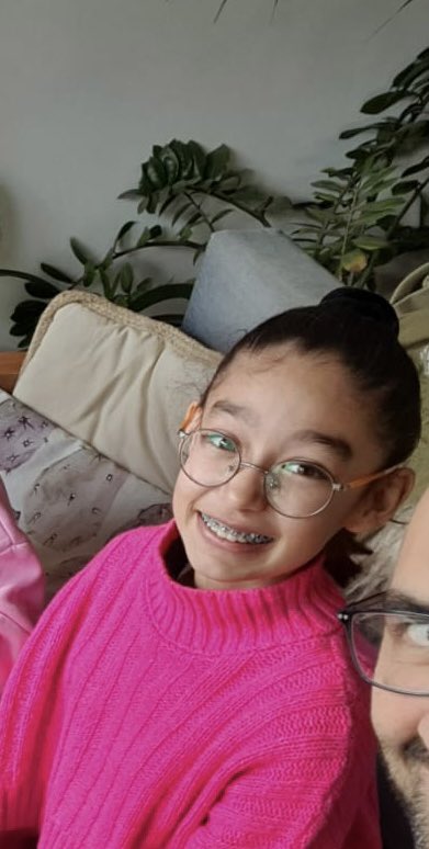 LazolGulcan's tweet photo. Karne günüydü, arayıp ‘Teyzoş coğrafyam 9 geçmiş, inanamıyorum’ dediğinde heyecanını unutamıyorum.En düşük notundu..Daha okul birinciliğini kutlayacaktık..Pırıl pırıl gözlerin Ecem’im,söndürenleri asla unutmayacağım!#İsiasKıbrısUnutmayacak #isiashesapzamanı https://t.co/9FlTOxiYf6