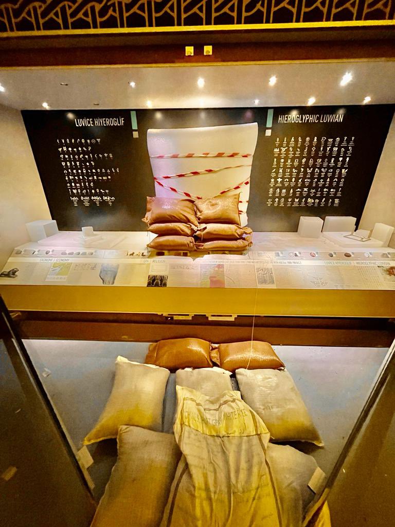 Devam eden depremler ve artçı sarsıntılar sebebiyle Hatay Arkeoloji Müzemizdeki Şuppiluliuma heykeli, Arsuz Stelleri ve benzeri eserlerimiz için ilave tedbirler aldık. En yakın zamanda yeniden gün ışığına kavuşabilmeleri dileğiyle…