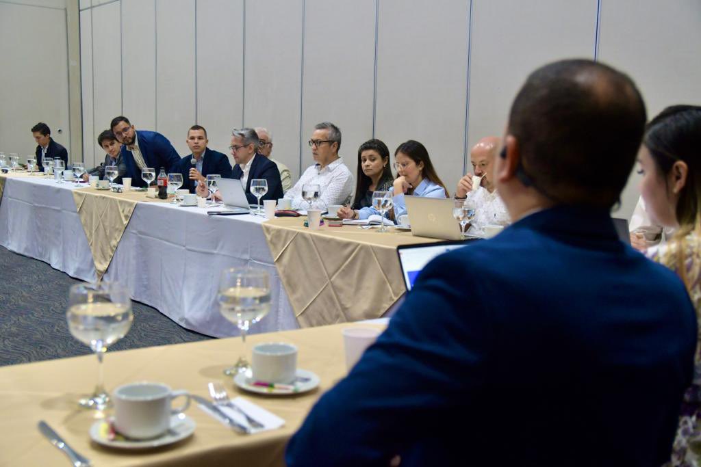 diegoromerov's tweet photo. Hoy avanzamos en una mesa de trabajo por la #Reindustrialización entre gremios y empresas de Medellín y Antioquia con el equipo directivo de @MincomercioCo, @InnpulsaCol, @PROCOLOMBIACO, @acimedellin, @Ruta_N, @ACOPIAntioquia, @AsobaresA, @mauriciovalence, @Rivierh @C4IRColombia. https://t.co/N5rnMSs618