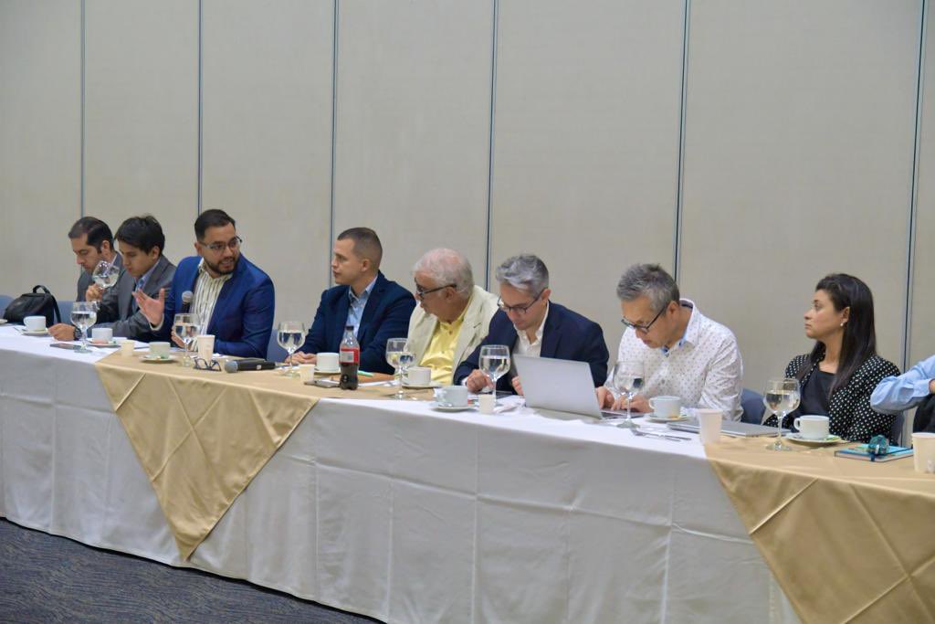 diegoromerov's tweet photo. Hoy avanzamos en una mesa de trabajo por la #Reindustrialización entre gremios y empresas de Medellín y Antioquia con el equipo directivo de @MincomercioCo, @InnpulsaCol, @PROCOLOMBIACO, @acimedellin, @Ruta_N, @ACOPIAntioquia, @AsobaresA, @mauriciovalence, @Rivierh @C4IRColombia. https://t.co/N5rnMSs618