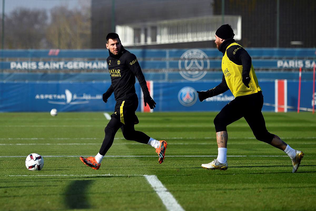Footy_Insights's tweet photo. 📸 | Leo Messi during training today 

#PSG🔴🔵🏋🏻‍♂️🐐 https://t.co/XRqV5UBiCa