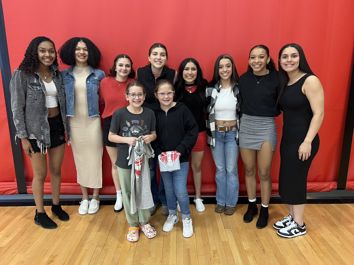 LadyRedBasketb3's tweet photo. Check out these water girls from @MacarthurElem and @LBAElite21 Thank you!!! Come out and watch these girls play at 6:00 tonight!!! #LadyRed❤️🏀 #Humble #Hungry #GISE #Be11 https://t.co/kDWsnNMrPw