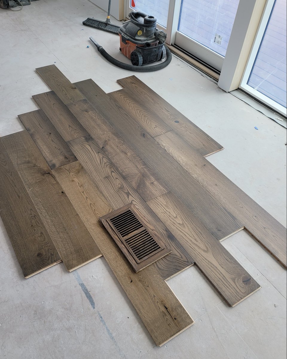 CastleBespoke's tweet photo. One of the most important steps when purchasing a floor from #castlebespokeflooring is approving a full bundle. We recommend looking at a larger sample area to fully understand the color and grain variation. 

#sustainability #architecture #interiordesign https://t.co/S5m80FZGs6