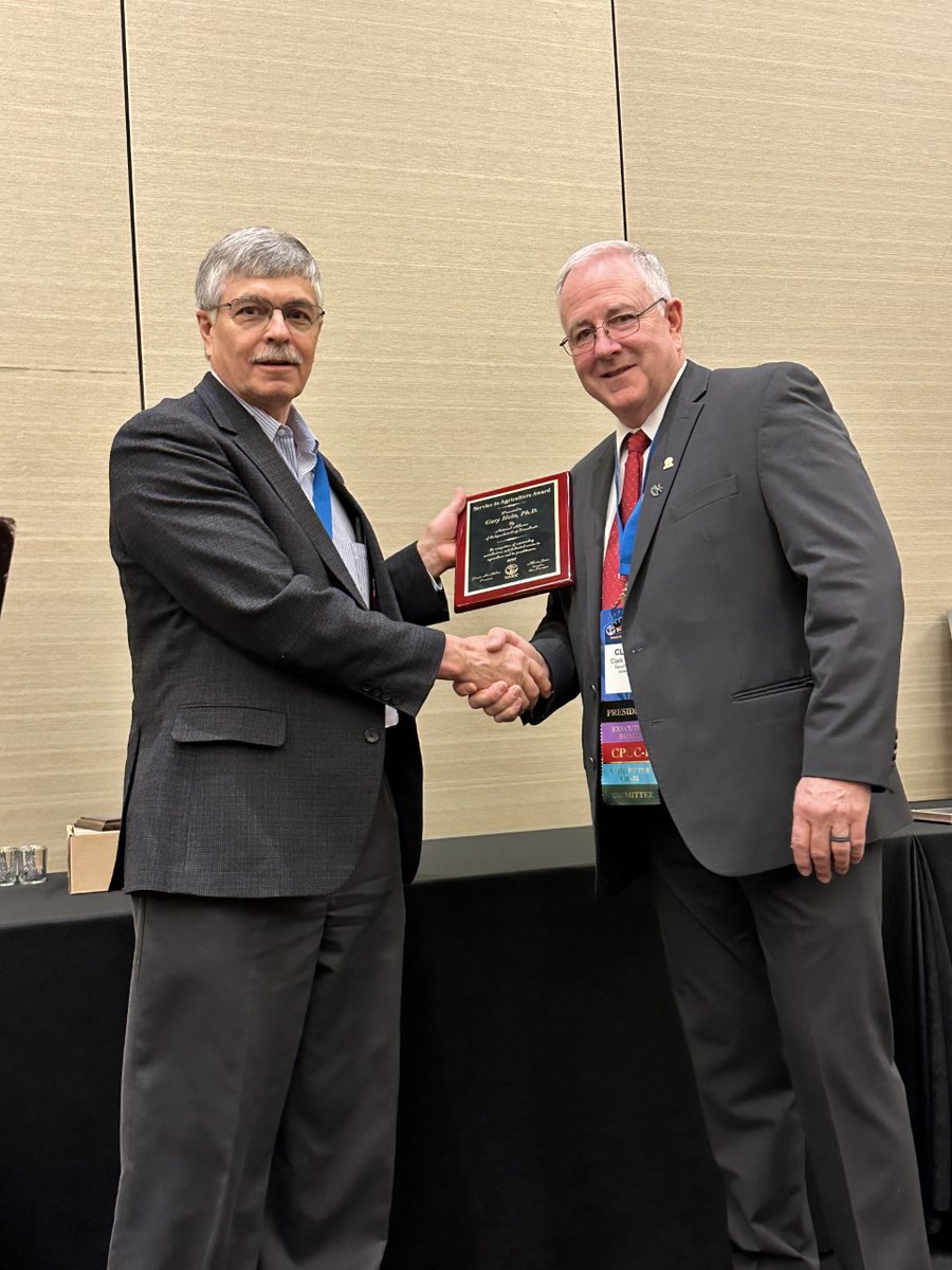 Gary Hein received the Service to Agriculture Award from the NAICC for his contributions to establishing and directing the university’s DPH program. Congrats, Dr. Hein! 
news.unl.edu/newsrooms/toda…