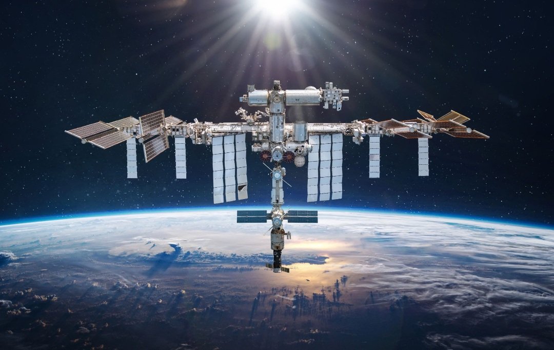 SatelitesArg's tweet photo. 🔴 ATENCIÓN. Esta noche tendremos sobre #BuenosAires un BRILLANTE paso de la Estación Espacial Internacional #ISS 🛰🌟

Justo antes de llegar al momento de máxima elevación va a DESAPARECER 

• Horario: 21:15 - 21:18
• Direccion: SO a NE
• Elevación máxima: 21:18 | 70° (CABA) https://t.co/uNLfAOBEAD