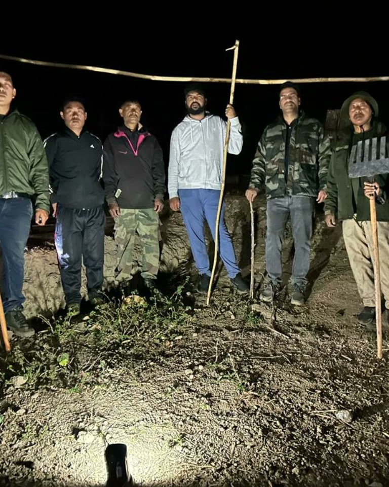 kpiforest's tweet photo. Fire fighting at Maibakhul by a team of Kangpokpi Forest Division lead by DFO N Ganesh.DFO applauded the effort put in by the team inspite of steep and slippery terrain.@NBirenSingh @BiswajitThongam https://t.co/UZDD89W8ag