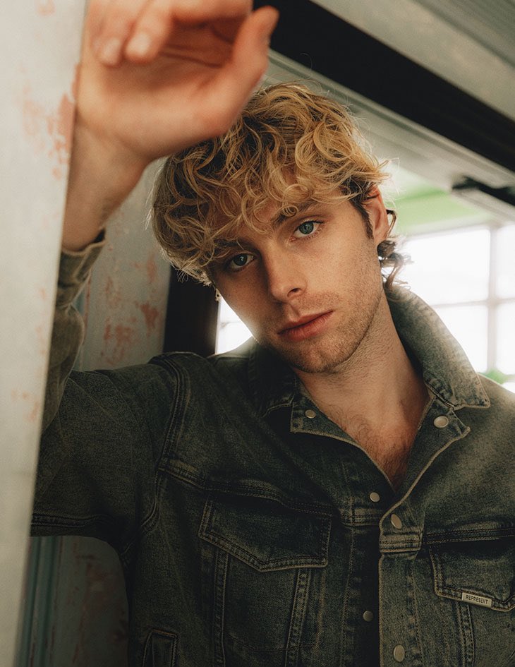 5SOSHQITA's tweet photo. Luke fotografato per la rivista DSCENE nel numero di Marzo 2023! https://t.co/7hw5ewDwWm
