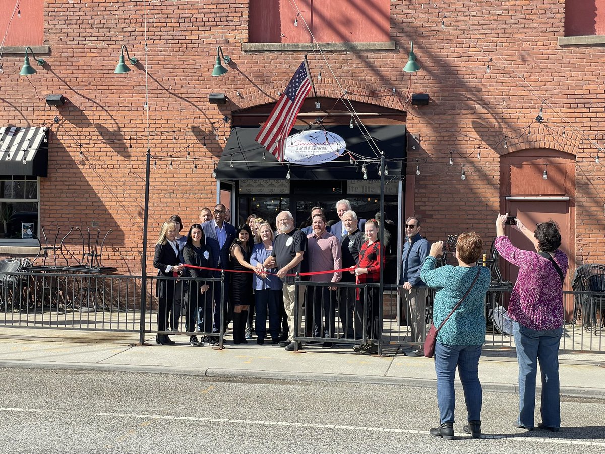 chrisronayne's tweet image. Congrats Sainato’s Trattoria for your Grand Reopening. One of Cuyahoga County’s 30,000 small businesses and some of the greatest 🍕in town! Thanks for all you do for #CLE and beyond. Urvashi &amp;amp; Patrick. Visit them on Columbus Rd. 🍝