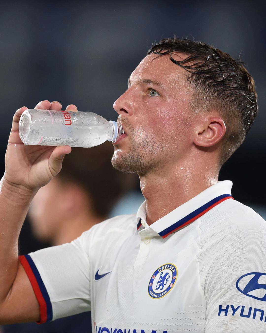  Happy birthday to Danny Drinkwater, who turns 33 today. 

Here he is, drinking water. That is all. 