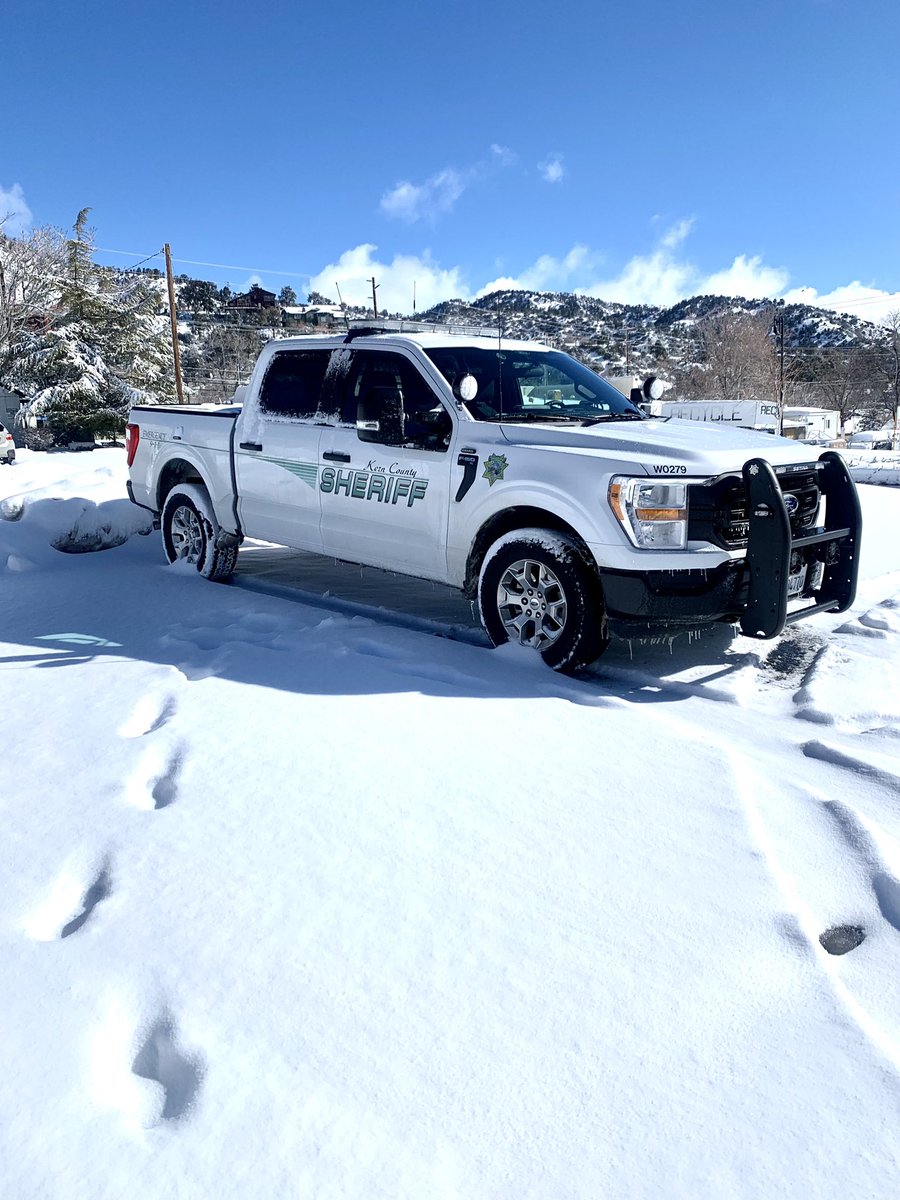 Frazier Park deputies are still working the area and responding to calls for service with the I-5 closed. This storm is giving the whole county more snow than we’ve seen in a while! Be mindful of slippery roads due to the overnight storm #snow #kerncounty #kcso #firstresponders