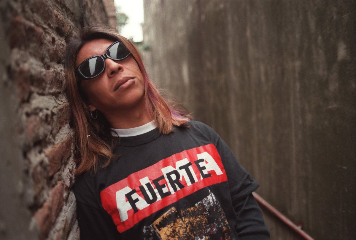 Foto icónica de Ricky con su remera de Almafuerte -sacada por <a href="/Ferdlaorden/">Fernando de la Orden</a>- Hoy en <a href="/todopasa1043/">Todo Pasa</a> hablamos de eso, de remeras y música, así nomas.