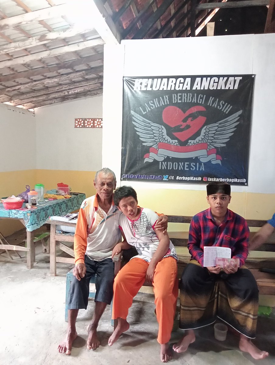 Terimakasih orang baik yang sudah baik sampai saat ini utk Adek Ridwan sehingga masih bisa sekolah. Beasiswa bulan Maret '23 done ✔️ ☺️
Jazakumullah <a href="/L_BerbagiKasih/">~ 𝐋𝐚𝐬𝐤𝐚𝐫 𝐁𝐞𝐫𝐛𝐚𝐠𝐢 𝐊𝐚𝐬𝐢𝐡 ~</a> <a href="/WagimanDeep212_/">Habieb Selow</a> <a href="/sherpa701/">Pencinta Damai</a> &amp;mbes shalala semoga sehat selalu &amp;pnjng umur 🤲

#berbagiitukeren
#berbagiituindah