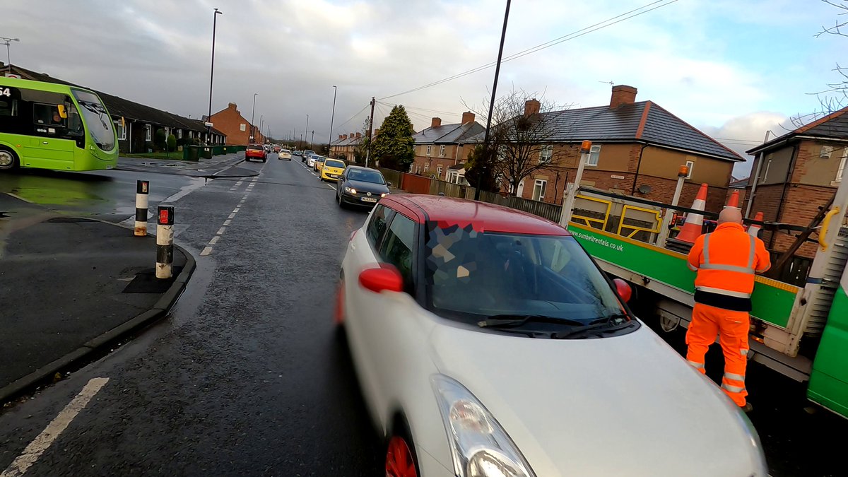 2_Over_4's tweet image. Nearly got my #PinchPunch at a #PinchPoint today. Driver totally ignored giveway requirements &amp;amp; drove their car at me at speed.  Wing mirror missed me by fractions of nothing! #ClosePass #GreatLimeRd #reported 👮📸