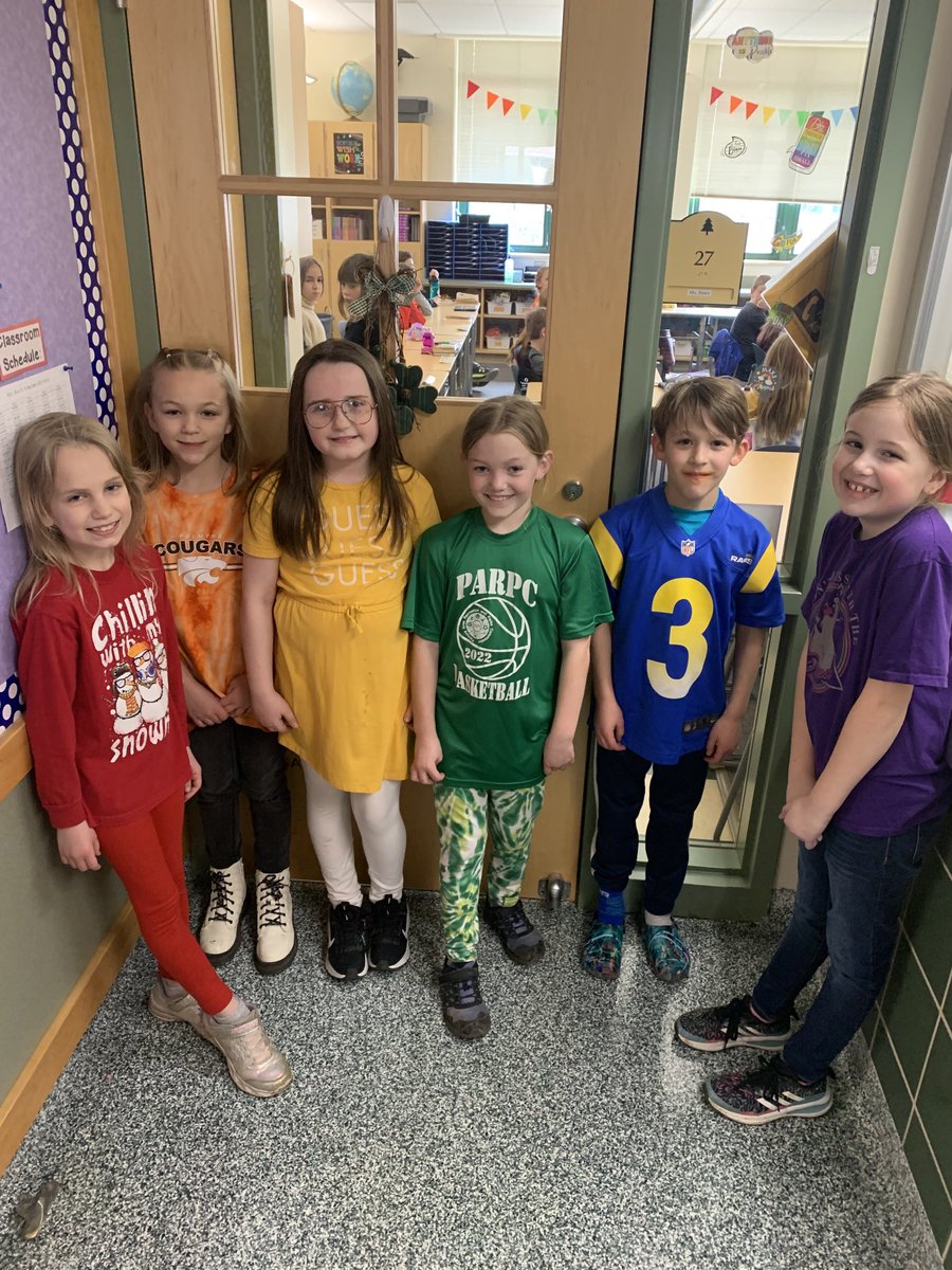 pinestreetelem's tweet photo. Pine reads the colors of the rainbow ⁦@PalmyraSchools⁩ ⁦@PASDLiteracy⁩ #readacrossamerica https://t.co/tUrvLaY8YC