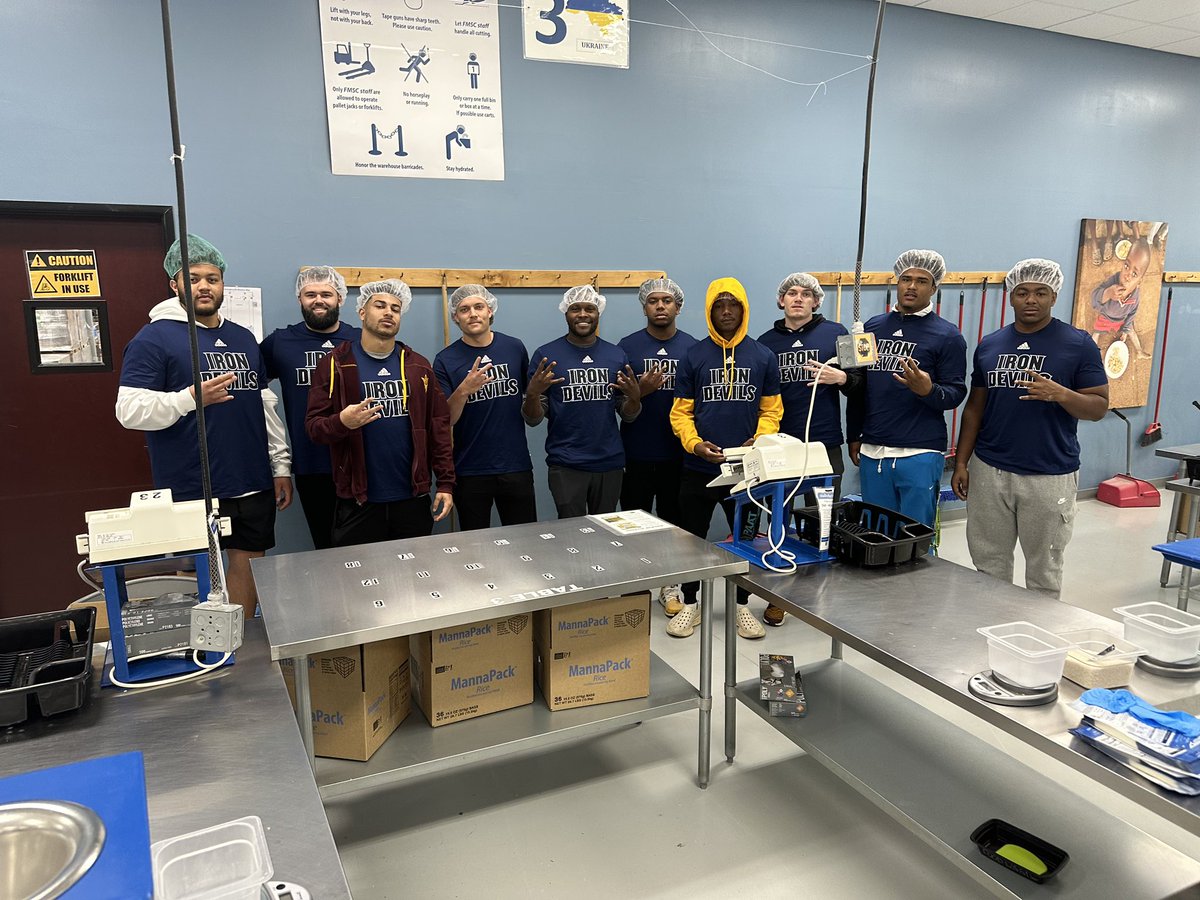 _joshcarlson_'s tweet photo. Great time doing some Community Service with the boys!🔱 #NoFreeGainz https://t.co/RIZeldFGYw