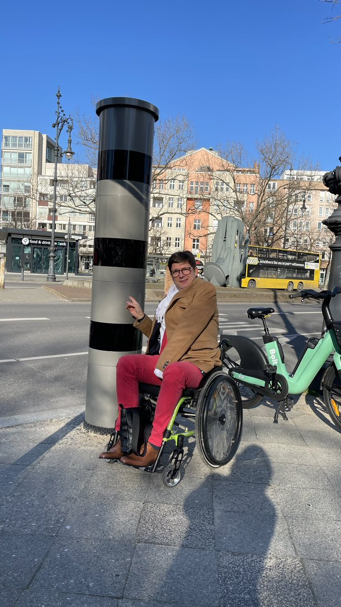 Nach zwei von mir organisierte Mahnwachen im Jahr 2020/21 wurde endlich von der Polizei ein Blitzer gegen die Raserei in Ku’damm neben der Schaubühne aufgestellt. Ich bedanke mich ganz herzlich bei der <a href="/polizeiberlin/">Polizei Berlin</a> <a href="/morgenpost/">Berliner Morgenpost</a> <a href="/cduberlin/">CDU Berlin</a> <a href="/TspBerlin/">Tagesspiegel Berlin</a> <a href="/spdberlin/">SPD Berlin</a> <a href="/gruene_berlin/">GRÜNE BERLIN</a>