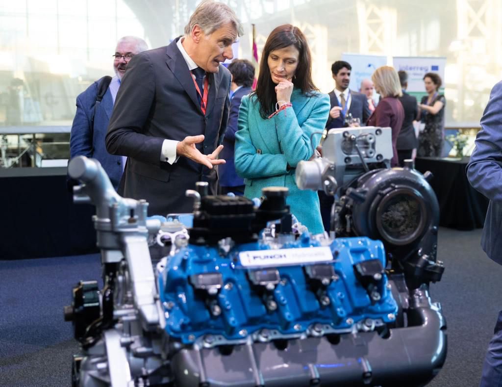 🔎 Hydrogen trucks, bicycles, engines, stations… the future of mobility &amp; clean energy is here! 

Exciting experience sharing with vibrant hydrogen actors at our #H2 Valleys Exhibition.

At every corner of🇪🇺, I commend your leading work &amp; innovative solutions!