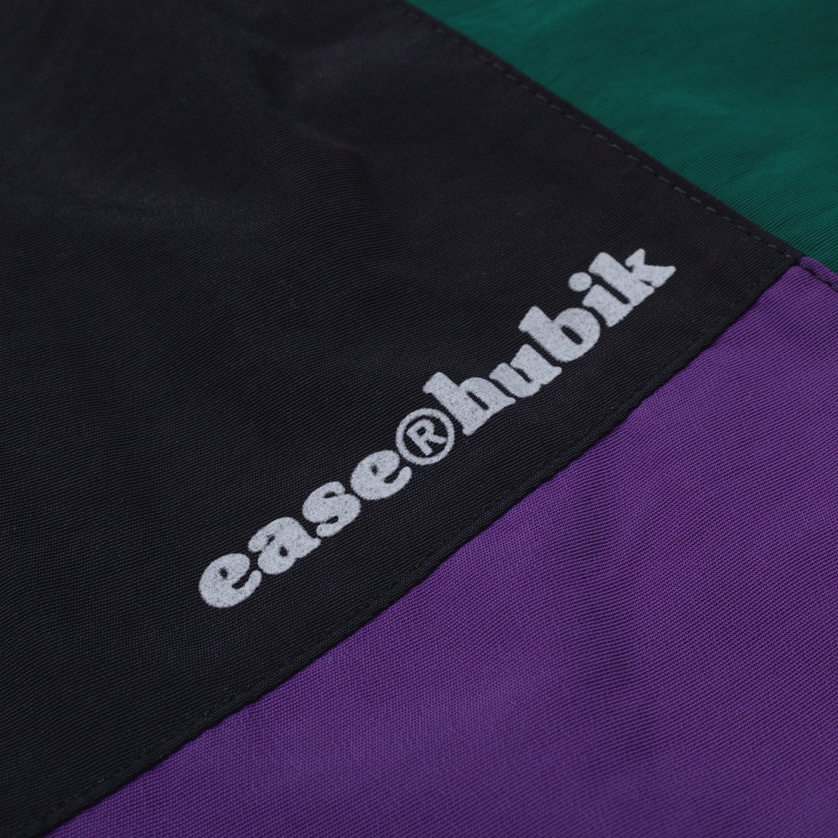 Ease e Hubik se unem para lançamento de uma nova colaboração. O drop conta com um modelo de mochila, boné, pochete e shorts.