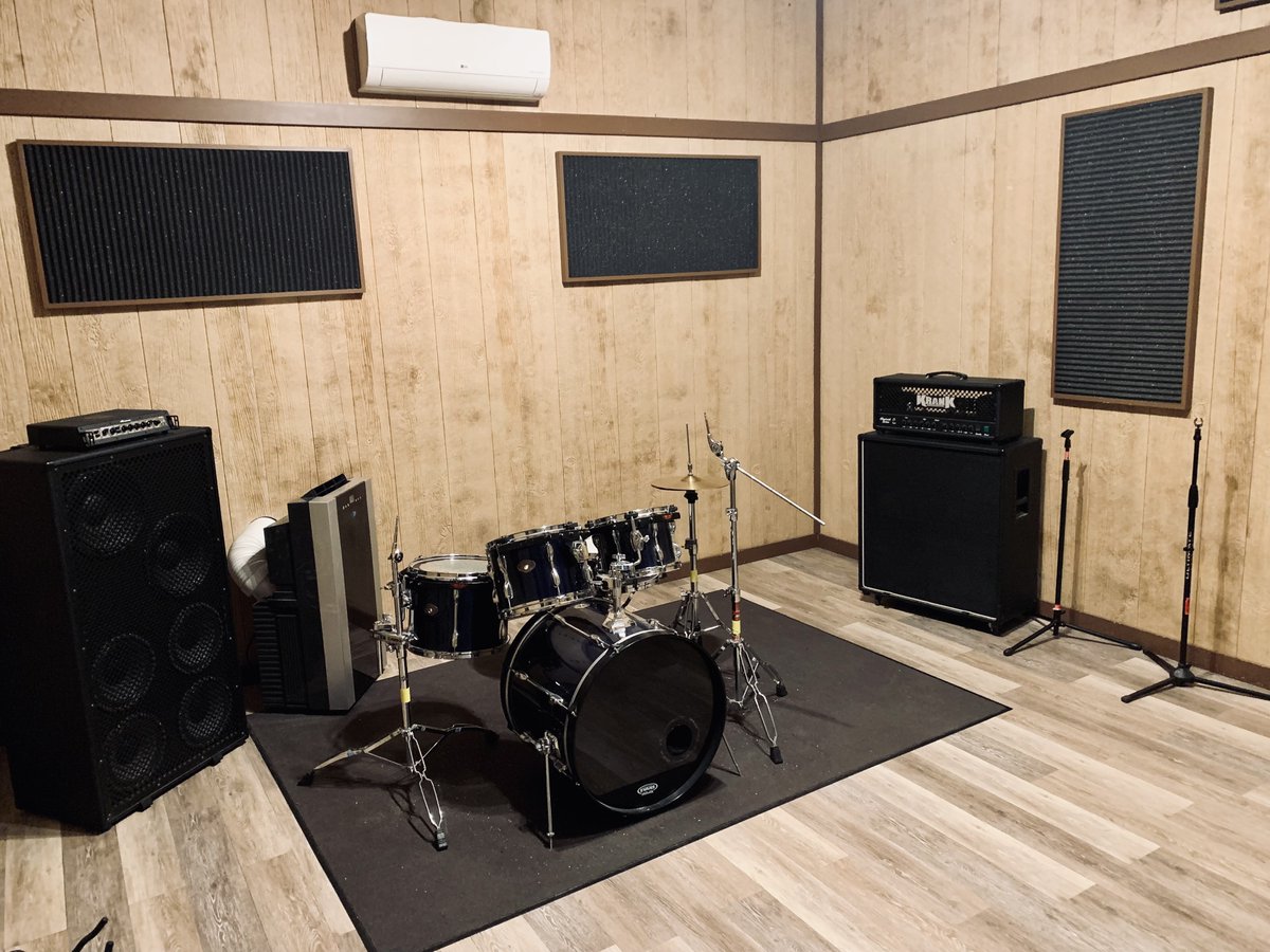 SERSoundworks's tweet photo. Strap up your guitars and saddle up this drum kit in Studio D, known affectionately as "The Barn". Invest in your passion with SER Soundworks in Chandler to level up your live sets and craft your unique sound. We look forward to hearing it! https://t.co/4GYxvsaxHG https://t.co/C7oV6RHR4C