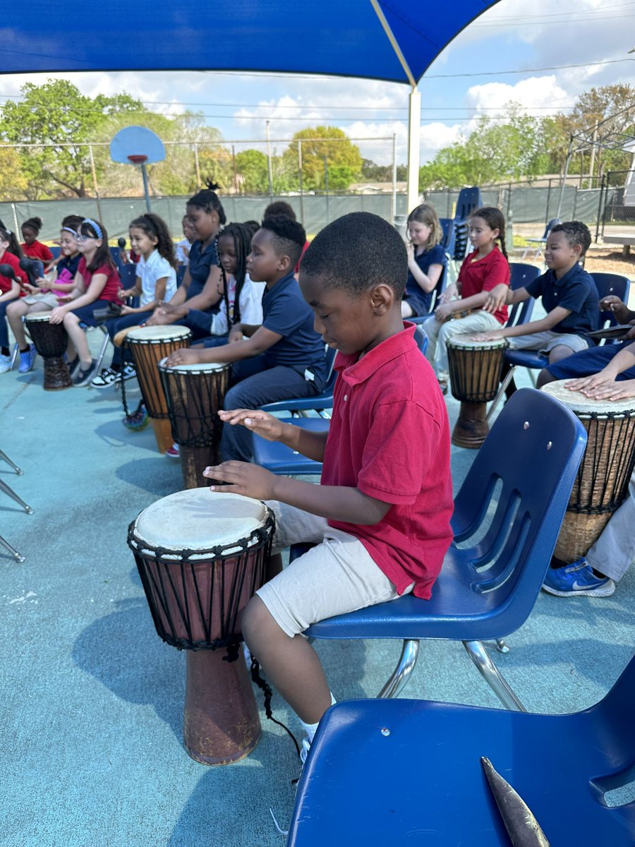 Dunbar_Magnet's tweet photo. Celebrating Black History! Our Drum Circle was a blast with @GIVINGTREEMUSIC #ONLYatDunbar https://t.co/bpxwhmKG8c