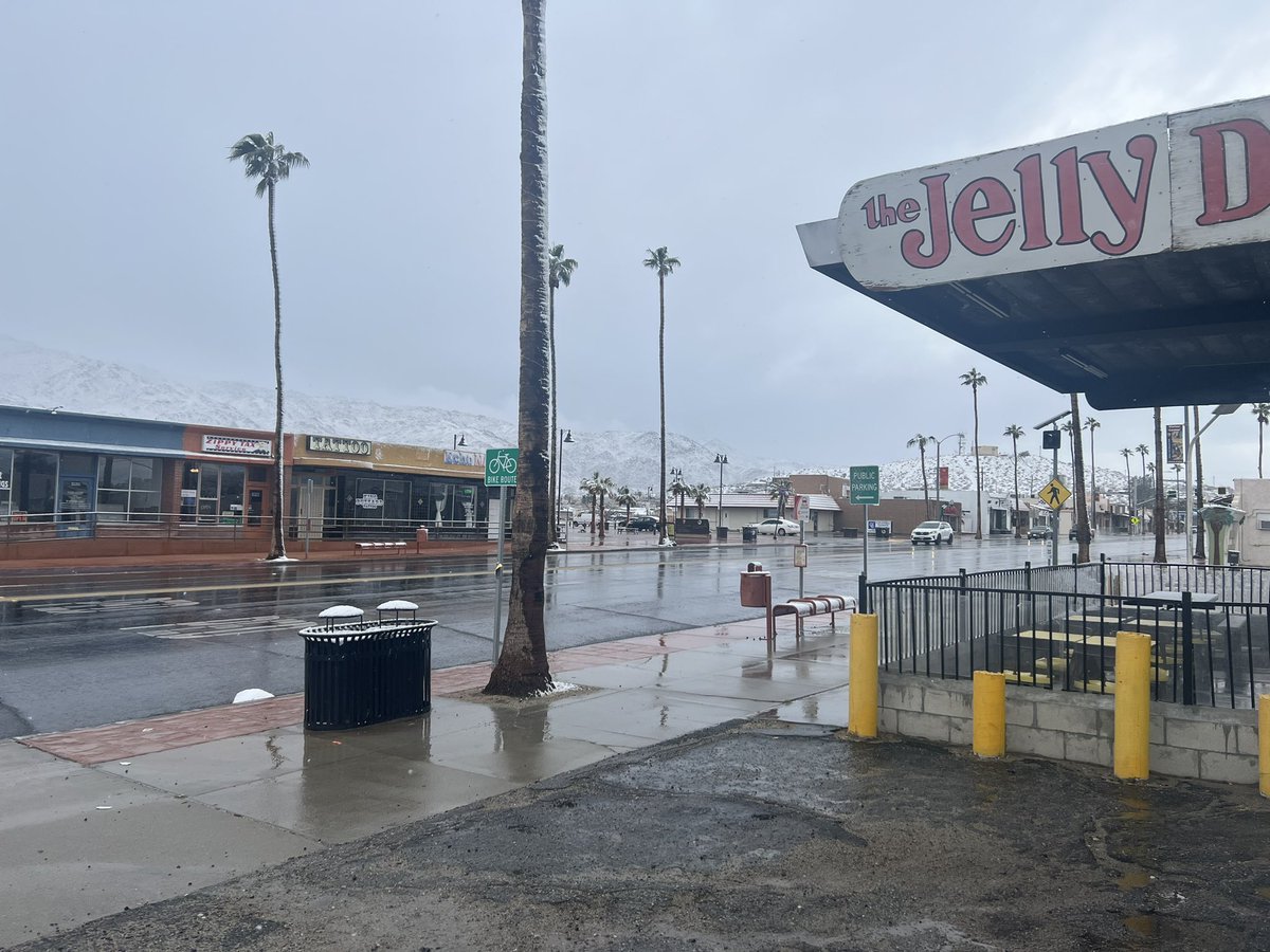 29coachUsh's tweet photo. Snow in 29 Palms https://t.co/EgJEnsUfBn