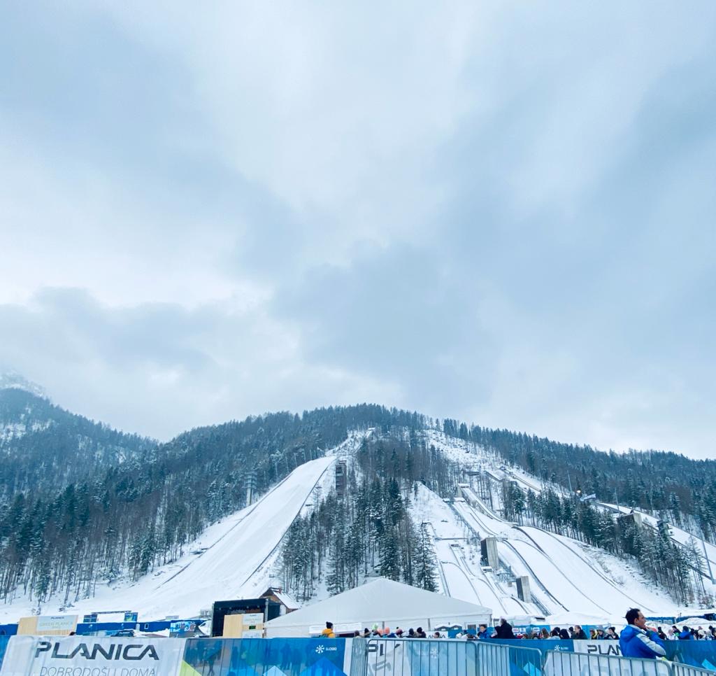 IndiainSlovenia's tweet image. No moment is as proud as seeing the Tricolour🇮🇳 fly high alongwjth many at the international level. Of the flags of 50 plus participating countries, one was #India🇮🇳&apos;s. Credits to @B_Snoweagle. Proud of #YoungIndia and our sportspersons 👏👍

#KheloIndia @kheloindia @YASMinistry