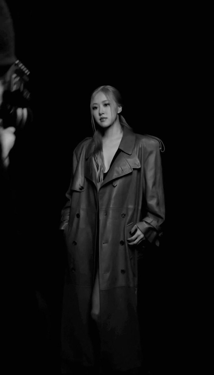 KBalcorza's tweet photo. @roseannepics #ROSÉCharmeEnSaintLaurent 
안녕!!! 장미야 ❤ https://t.co/awxlS0y7W0
