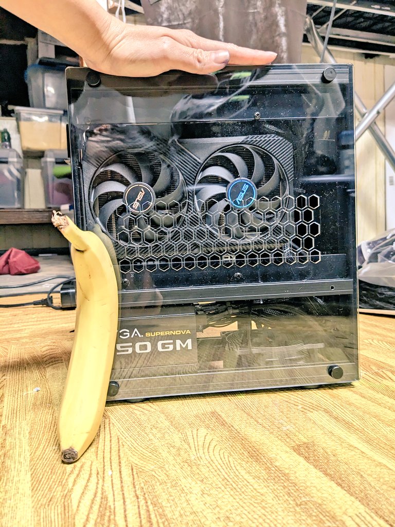LittledragonMei's tweet image. Just because, I was asked to send a pic with a banana as size reference.
(Excuse my terrible looking hand)
#miniitx #computerbuilds #pc #bananaforscale