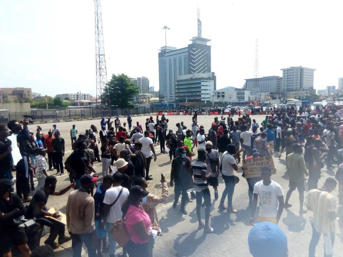 ChrisBerlin_CEO's tweet photo. For the record, have been on the front line defending our fundamental rights and making sure the common man sees him or herself as a Nigerian, not by the tribe. They lied to us and they don't care about us. Come March 11, let’s tak back our city. @GRVlagos for Lagos. #LPForLagos https://t.co/GKDzZaYCsP