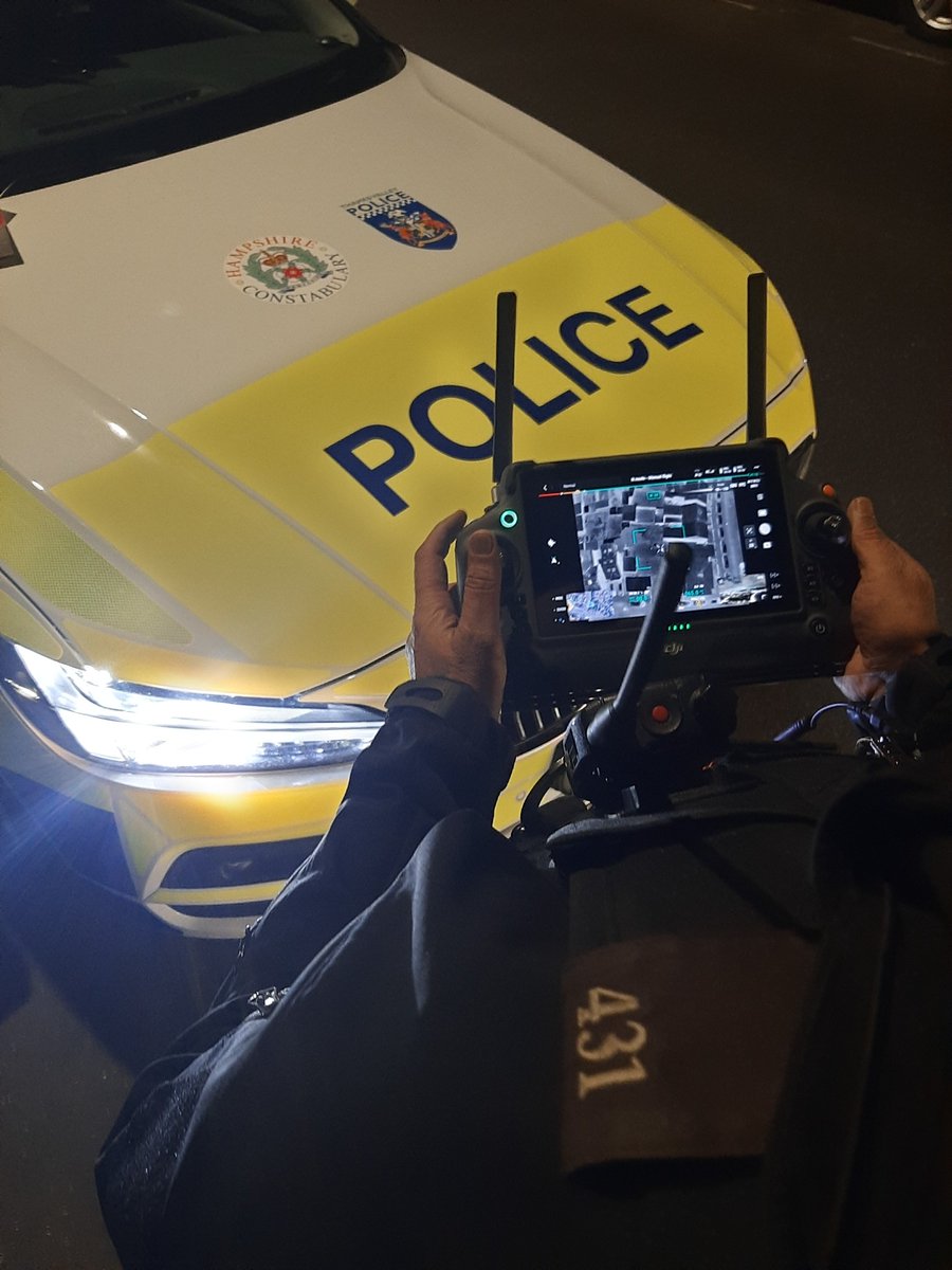 tvprp's tweet image. 🚔 Eye in the sky 📸🔦

Our RP officers are currently out in Slough using drone capability to locate a high risk missing person.

Our drone is equipped with an IR and thermal imaging camera.This allows us to search and clear large areas swiftly.

#TTCShift #NotJustRP