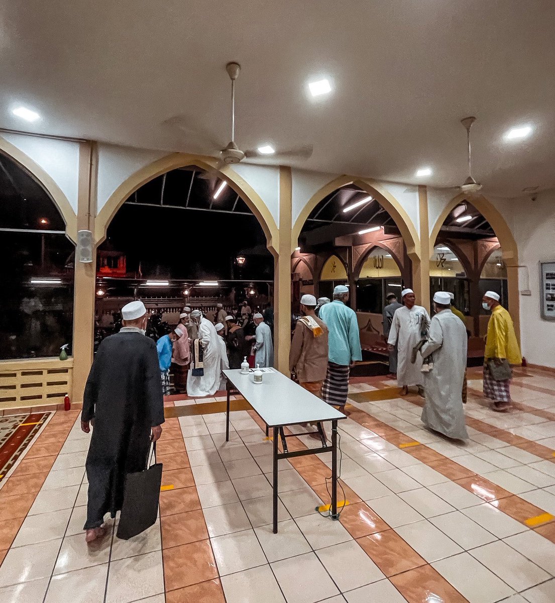 acaiijawa's tweet photo. Seronok tengok pakcik-pakcik ni balik masjid naik motor dan jalan kaki dengan isteri masing-masing selepas solat Subuh.

Ada yang singgah kedai beli sarapan. Ada yang terus ke pasar beli barang basah.

Habiskan sisa hidup bersama sebelum dipanggil temui Allah.

Satu kebahagiaan. https://t.co/YbpKaHlL0x