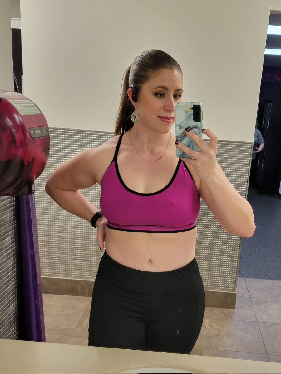 Samanthanolimit's tweet photo. Early workout today. Busy gym is not my thing but you gotta fit it in when you can. #sexy #naturalweightloss #gymrat #gymlife #gymgirl #eatyourprotein #weightlifting #weightlosstransformation #tummytuck #breastlift #benchpress #inclinebench #triceppushdowns #reversecurls https://t.co/60aAnYnSyL