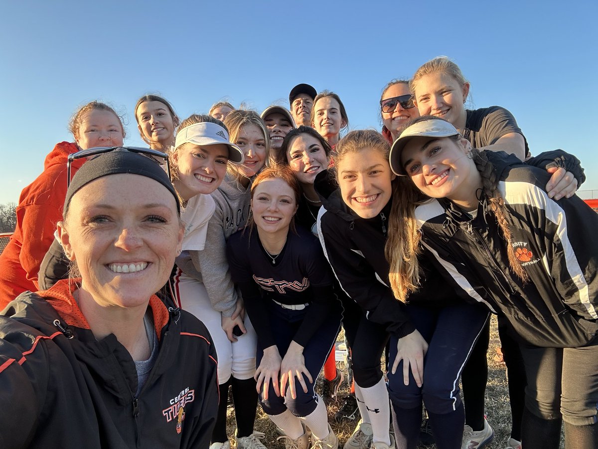 MrsCoachSelner's tweet image. The softball squad got to be outside today and it was just the best ❤️ #WeRCLC #TigerSoftball