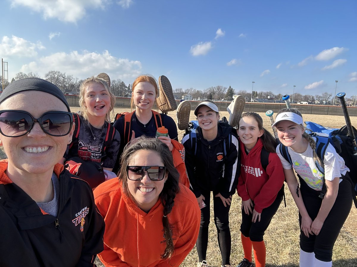 MrsCoachSelner's tweet image. The softball squad got to be outside today and it was just the best ❤️ #WeRCLC #TigerSoftball